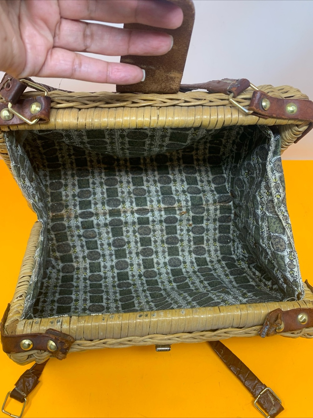 Vintage 1960s(?) Rockabilly woven purse bag with defects broke handle Still cute - Picture 14 of 16